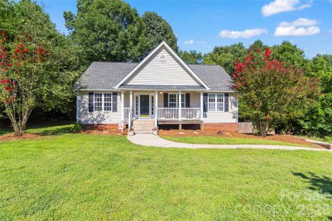 200 Autumn Woods Boulevard active home in Autumn Woods, Mount Holly, NC