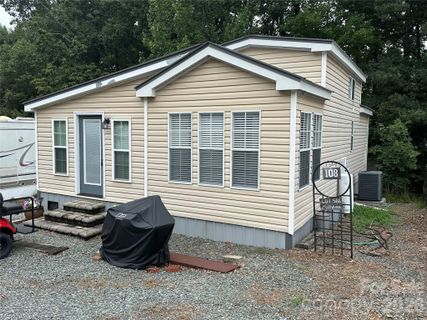 108 Hummingbird Circle active home in Badin Shores Resort, New London, NC