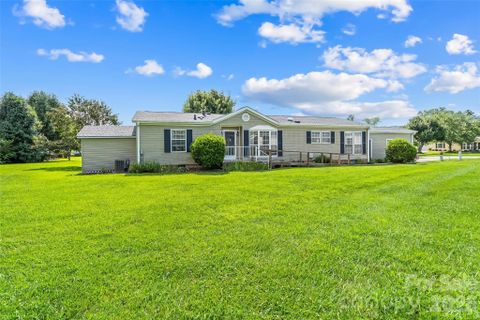 208 Red Birch Court active home in Riverwind, Hendersonville, NC