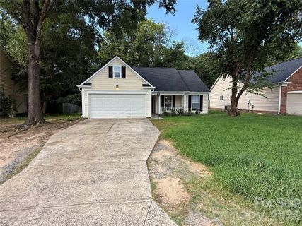 2615 Robyns Glen Drive active home in Robyns Glen, Charlotte, NC