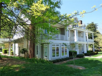 1052 The Glen Street