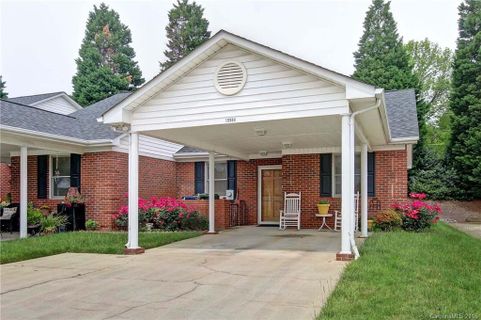 19964 Oak Leaf Circle