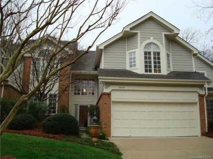 1806 Meadowood Lane
