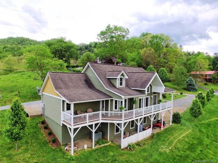 105 Gloria Way sold home in Strawberry Hill Farm Estates, Waynesville, NC
