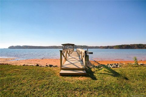 111 Breezeview Place