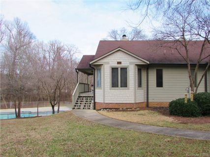 1012 Kenilworth Court