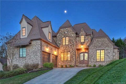 913 Dacavin Drive