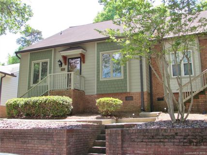 1011 Kenilworth Court