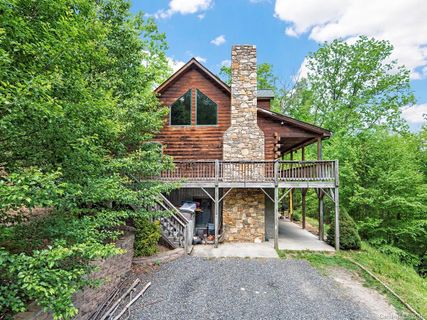 124 Whispering Pine Lane 7 sold home in Chestnut Hill Estates, Burnsville, NC