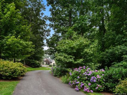 9 Oak Hollow Drive
