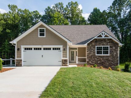 135 White Oak Road sold home in Oak Leaf Forest, Arden, NC