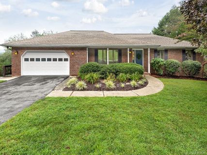 124 Mountain Valley Drive sold home in Mountain Valley, Hendersonville, NC