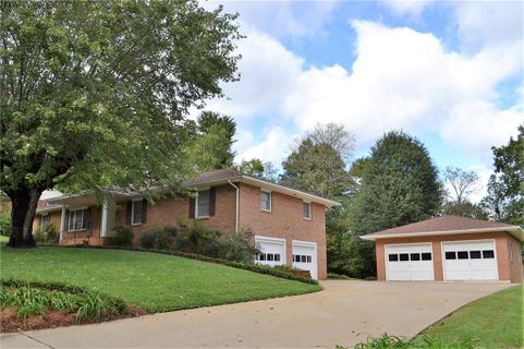 207 Woodlawn Drive