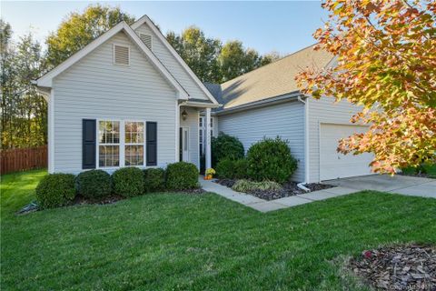17222 Commons Crossing Drive sold home in South Hampton, Charlotte, NC