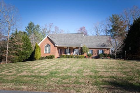 498 Windsor Drive sold home in Windsor Pointe, Taylorsville, NC