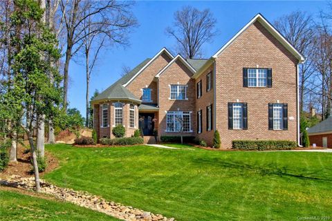7586 Turnberry Lane