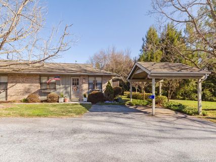 704 Farmington Circle 6A sold home in Farmington Knoll, Hendersonville, NC