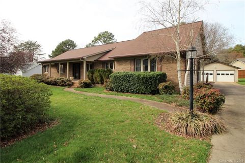 136 Shoreline Loop sold home in Bay View Estates, Mooresville, NC
