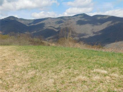 302 Honeybee Way sold home in Apple Blossom Estate, Waynesville, NC
