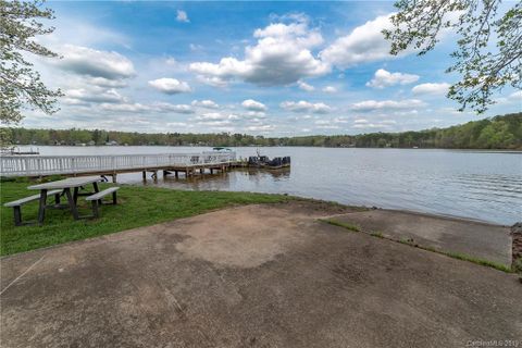 651 Beech Drive sold home in High Rock Lake, Lexington, NC