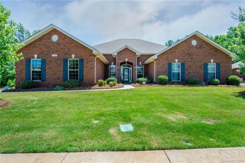 2211 Chickasaw Loop