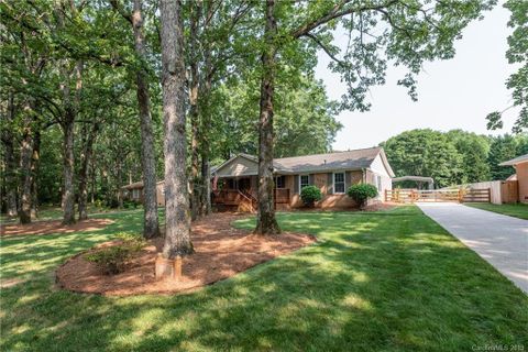 115 Cherokee Lane