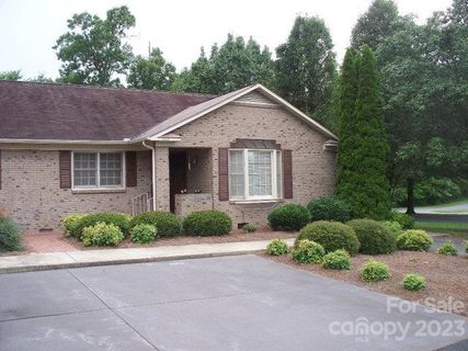 1100 Ravenwood Court