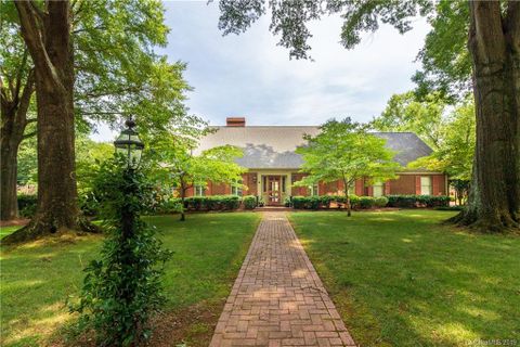 905 Crescent Circle