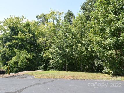324 Mountain Crest Drive active home in Cummings Cove, Hendersonville, NC