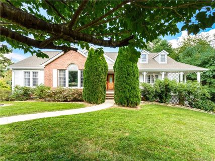 24 Old Applewood Lane sold home in Old Applewood Hollow, Hendersonville, NC