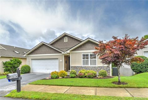 82 Clear Creekside Drive sold home in Clear Creek Landing, Hendersonville, NC