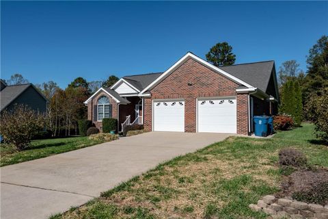 1465 Sweetbriar Lane sold home in Bakersview Meadows, Hickory, NC