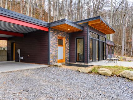 28 Indian Trail sold home in Indian Falls Estates, Asheville, NC
