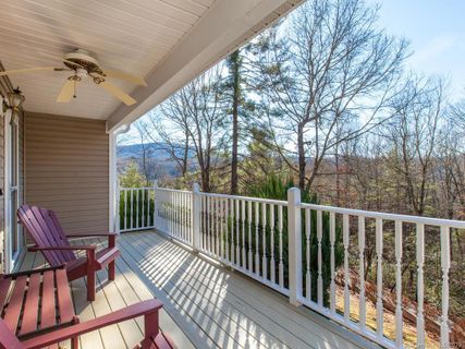 17 Majestic Trace sold home in Pinnacle Mountain View, Hendersonville, NC