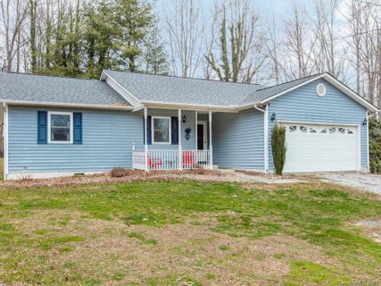 240 Forest Park Drive sold home in Forest Hills, Hendersonville, NC