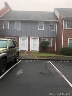 1300 Larchmont Place