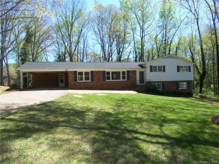 1221 Donna Drive