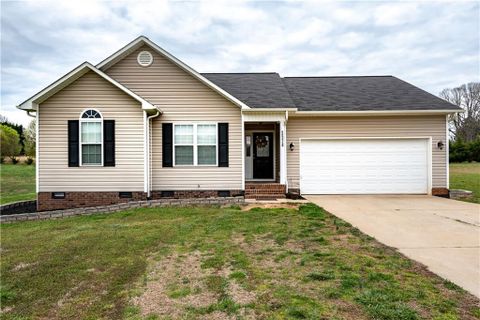 2578 Broodmare Drive sold home in Flying V Acres, Maiden, NC