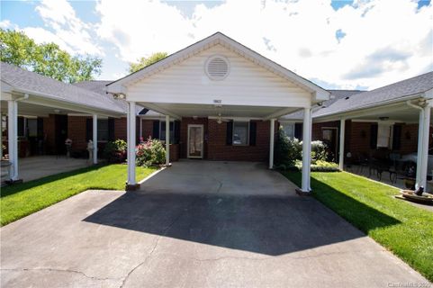 19822 Oak Leaf Circle