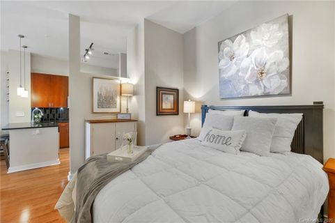 525 E 6th Street 411