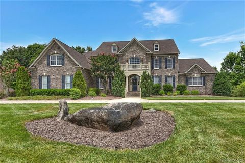 816 Wandering Way Drive