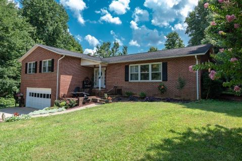 1099 Castleton Court sold home in The Knolls, Newton, NC