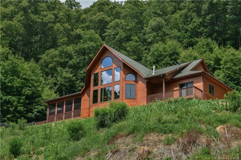 104 Trappers Run Drive sold home in Chestnut Hill Estates, Burnsville, NC