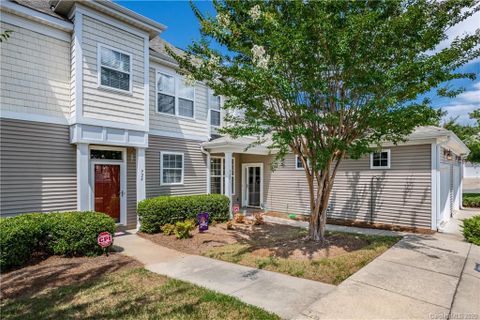 922 Claybrook Circle