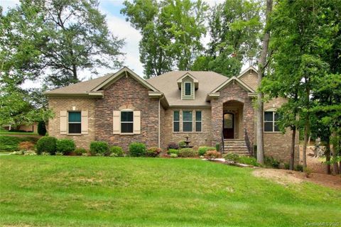 7592 Turnberry Lane