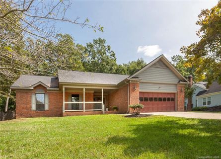 1121 Hawthorne Drive