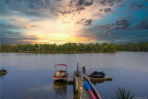 579 Riverview Drive sold home in High Rock Lake, Lexington, NC