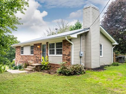 29 Fox Run Drive sold home in Fox Run, Fairview, NC