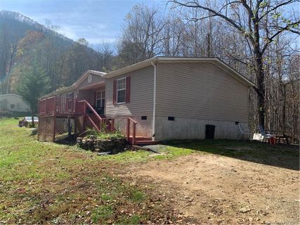 400 Powderhorn Drive sold home in country place of Waynesville, Waynesville, NC