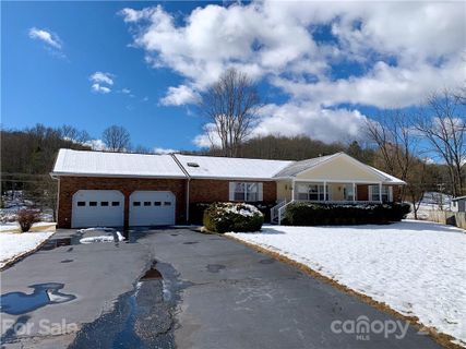 6 Meadow Drive sold home in Meadows of Etowah, Horse Shoe, NC